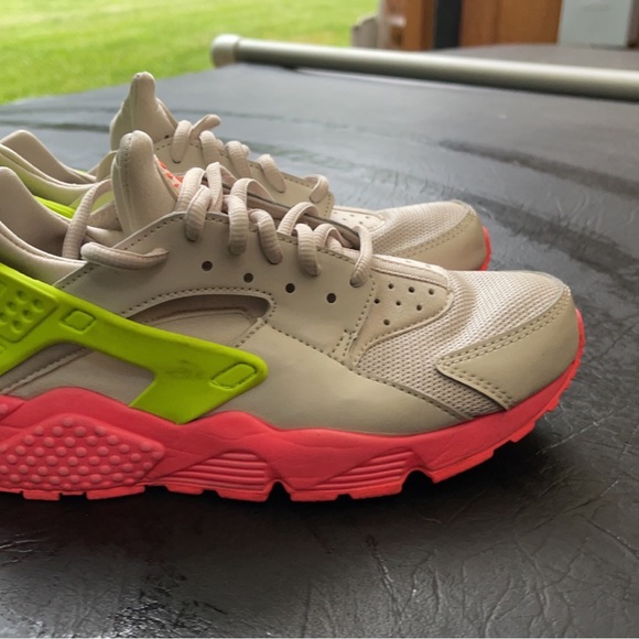 Nike Air Huarache Run
Desert Sand Volt-Hot Punch (Women's) - Picture 4 of 6